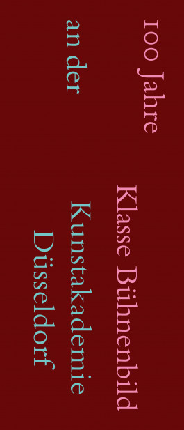 Vertikaler Text auf dunkelrotem Hintergrund: 100 Jahre Klasse Bühnenbild an der Kunstakademie Düsseldorf