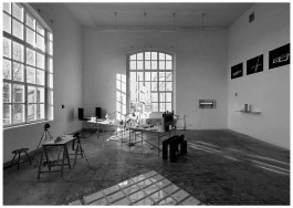 Ein Klassenzimmer der Akademie zeigt eine Ausstellung mit Bühnenbild-Modellen